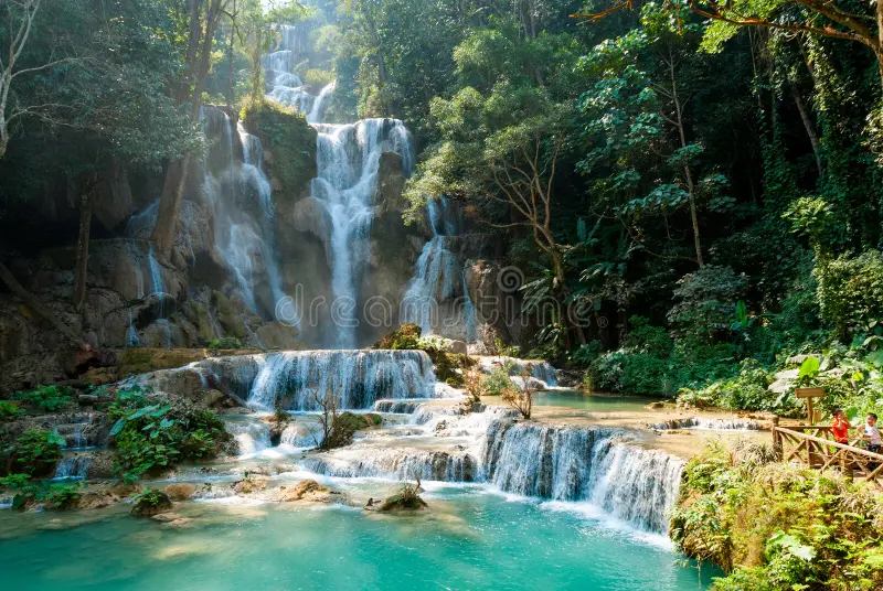 cascata-di-kuang-si-laos-acqua-del-turchese-della-luang-prabang-natura-verde-tropicale-foresta-fresca-fiume-parco-albero-corrente-148975467.jpg